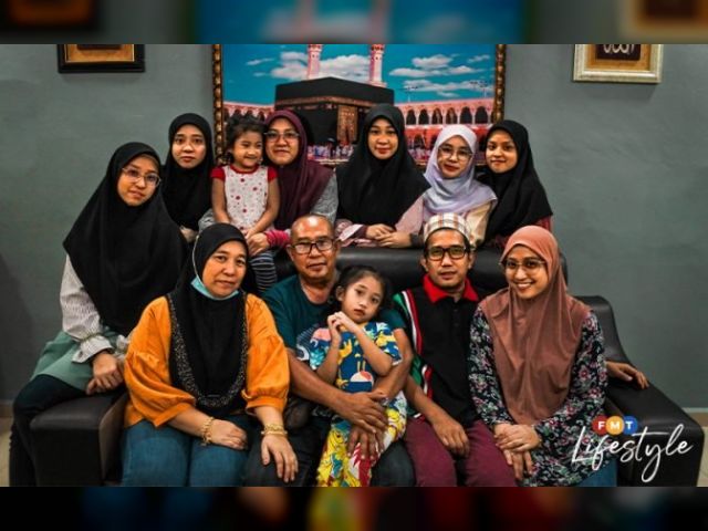 Malay family breaks fast in Chinese, watches Bollywood blockbusters